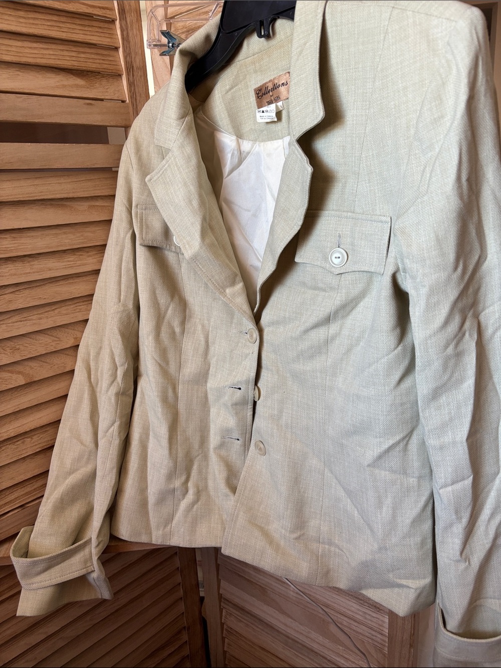 Vintage-Style Women's Jacket in Light Beige - 10